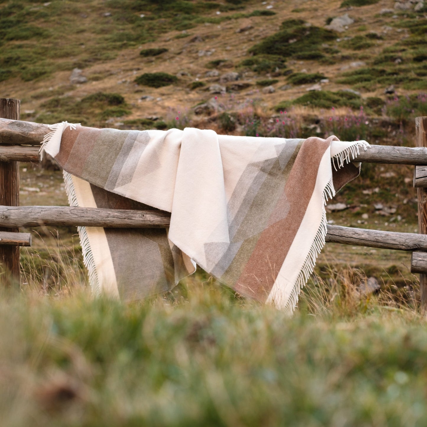 ROCKY | Wolldecke mit Bergmotiv | 130x200cm