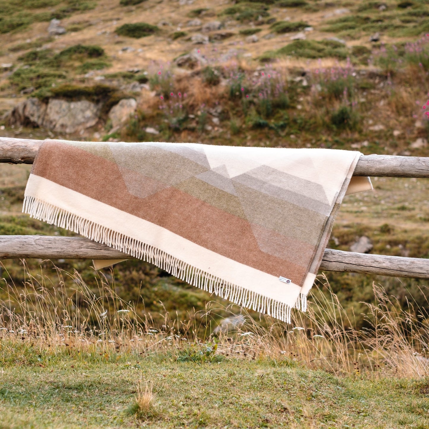 ROCKY | Wolldecke mit Bergmotiv | 130x200cm